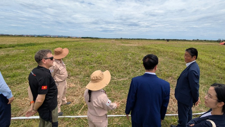 Các đại biểu tham quan khu đất đã sạch bom mìn tại Quảng Trị. (Ảnh: Đại sứ quán Nhật Bản tại Việt Nam) pxl-20250730-035409178-8460.jpg
