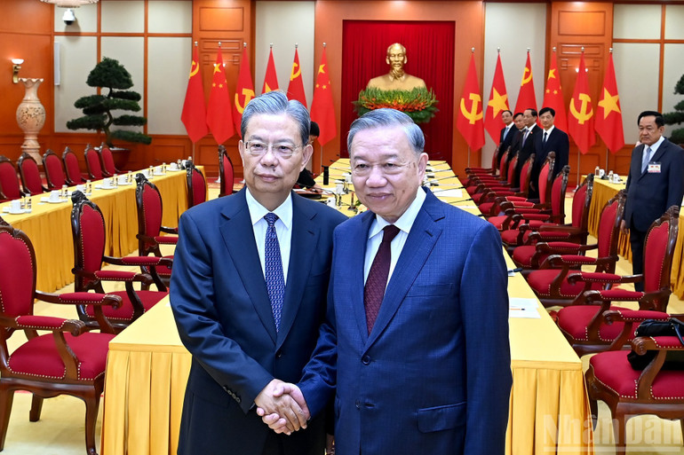 Tổng Bí thư Tô Lâm với Ủy viên trưởng Nhân đại toàn quốc Trung Quốc Triệu Lạc Tế. (Ảnh: ĐĂNG KHOA) image-16.jpg