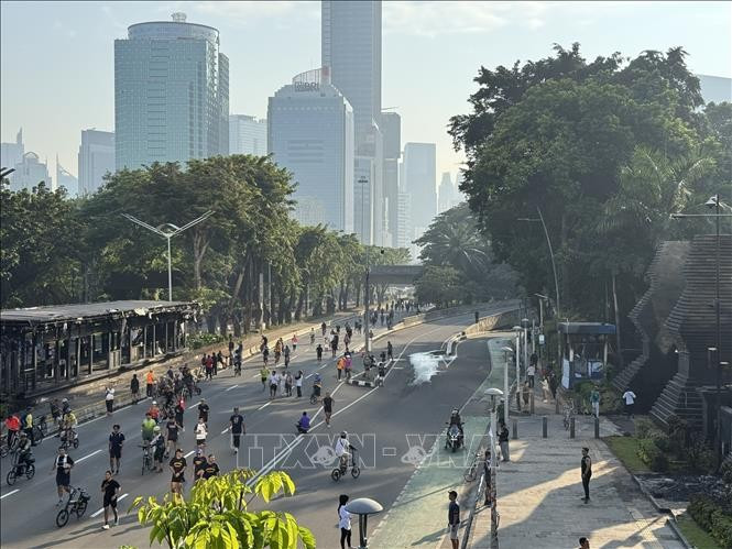 Người dân vẫn chạy bộ, đạp xe vào ngày Chủ nhật “không ô-tô” trên tuyến đường Sudirman, trung tâm Jakarta. (Ảnh: TTXVN) Người dân vẫn chạy bộ, đạp xe vào ngày Chủ nhật “không ô-tô” trên tuyến đường Sudirman, trung tâm Jakarta. (Ảnh: TTXVN)