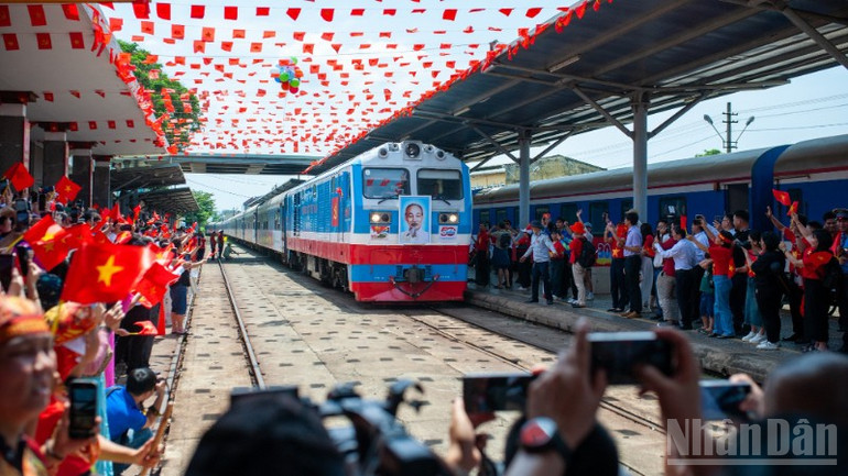 Để thực hiện dự án đường sắt tốc độ cao bắc-nam, bên cạnh hình thức đầu tư công, Chính phủ được cho phép lựa chọn đầu tư theo phương thức đối tác công tư và đầu tư kinh doanh. (Ảnh minh họa: CÔNG VINH) ndo_br_dsc-6676-9056-609-1171.jpg
