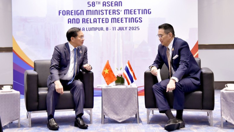 Phó Thủ tướng, Bộ trưởng Ngoại giao Bùi Thanh Sơn gặp Bộ trưởng Ngoại giao Thái Lan Maris Sangiampongsa. (Ảnh: Báo Thế giới và Việt Nam) pttg-btng-gap-btng-thai-lan-8957.jpg
