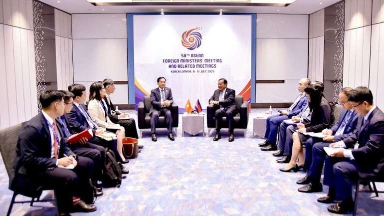 Phó Thủ tướng, Bộ trưởng Ngoại giao Bùi Thanh Sơn gặp Phó Thủ tướng, Bộ trưởng Ngoại giao và Hợp tác quốc tế Campuchia Prak Sokhonn. (Ảnh: Báo Thế giới và Việt Nam) pttg-btng-gap-pttg-btng-campuchia-8219.jpg