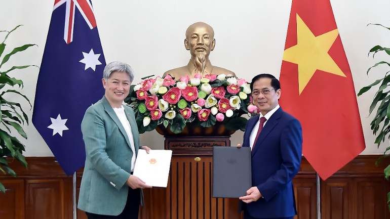 Phó Thủ tướng Chính phủ, Bộ trưởng Ngoại giao Bùi Thanh Sơn và Bộ trưởng Ngoại giao Australia Penny Wong. (Ảnh: Báo Thế giới và Việt Nam) qh-0523-9112.jpg
