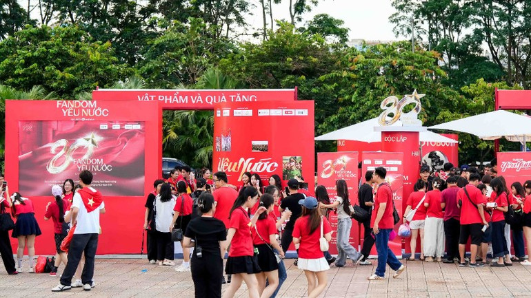 Gian hàng Fandom Yêu nước thu hút đông đảo các bạn trẻ. (Ảnh: BTC) ban-sao-cua-tqtt-0260-5481-8717.jpg