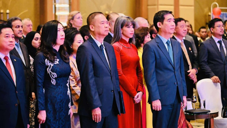 Thứ trưởng Ngoại giao Lê Thị Thu Hằng cùng các đại biểu dự Lễ kỷ niệm trọng thể 80 năm Quốc khánh 2/9 tại Thái Lan. (Ảnh: Bộ Ngoại giao) du-lkn-80-nam-qk-2-9686.jpg