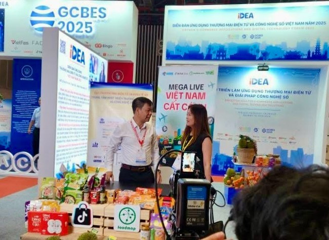 Thị trường thương mại điện tử Việt Nam đang bước vào giai đoạn bùng nổ với nhiều xu thế mới từ AI Commerce, Video commerce cho tới thương mại điện tử xuyên biên giới. (Ảnh: BCT) 2.jpg