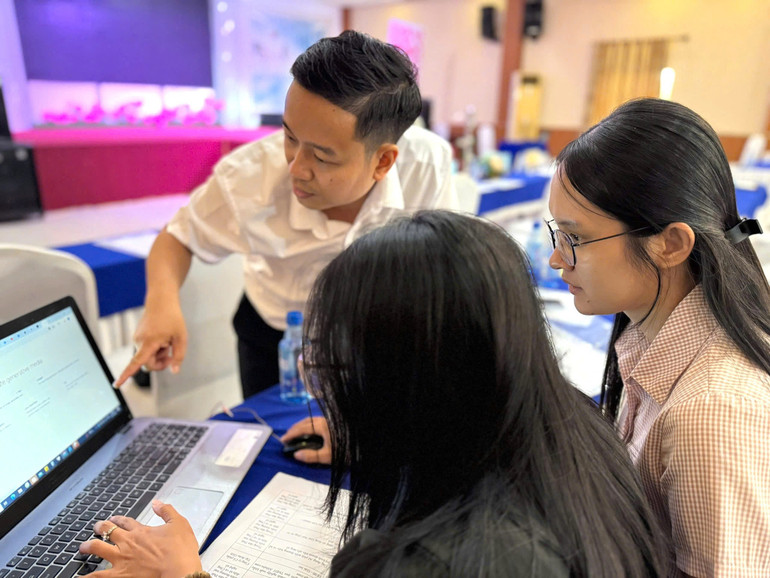 Các học viên thực hành thiết kế hình ảnh, video quảng bá sản phẩm bằng AI tại hội nghị. (Ảnh: BTC) e638947895271.jpg
