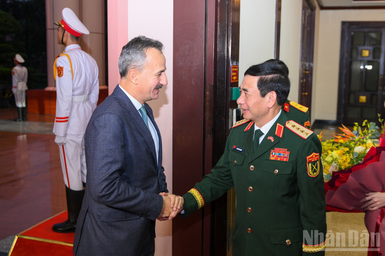 Bộ trưởng Quốc phòng, Đại tướng Phan Văn Giang đón Chủ tịch Cơ quan Công nghiệp quốc phòng Thổ Nhĩ Kỳ Haluk Gorgun. (Ảnh: THẾ ĐẠI) ndo_br_bqp-tiep-thk-4636.jpg