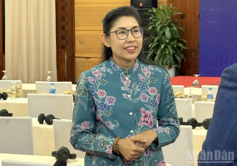 Đại sứ Thái Lan Urawadee Sriphiromya trả lời phỏng vấn báo chí Việt Nam. (Ảnh: TRUNG HƯNG) ndo_br_z7099946787289-9f39a7d8474f714f875fe185aeb9068b.jpg