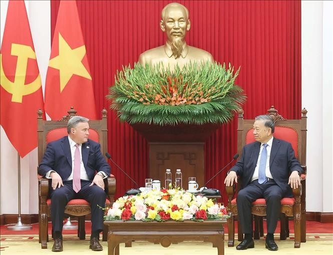 Tổng Bí thư Tô Lâm tiếp ông Eric Hambly, Chủ tịch Hội đồng quản trị kiêm Tổng Giám đốc điều hành Tập đoàn Murphy Oil. (Ảnh: TTXVN) 31238583652.jpg