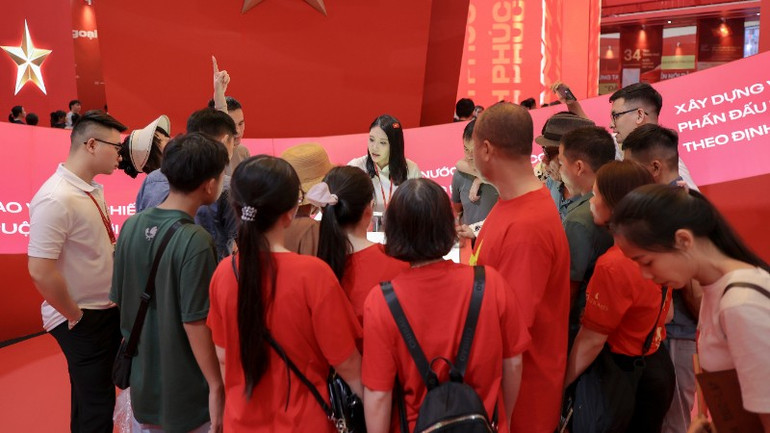 Đông đảo khách tham quan đến trải nghiệm sách tương tác tại phân khu. (Ảnh: XUÂN CHIẾN) chie8127-7924.jpg