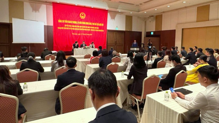 Phó Chủ tịch Quốc hội Trần Quang Phương gặp gỡ cán bộ, nhân viên Tổng Lãnh sự quán Việt Nam tại Fukuoka và đại diện cộng đồng người Việt. (Ảnh: VOV) pctqh-1140.jpg