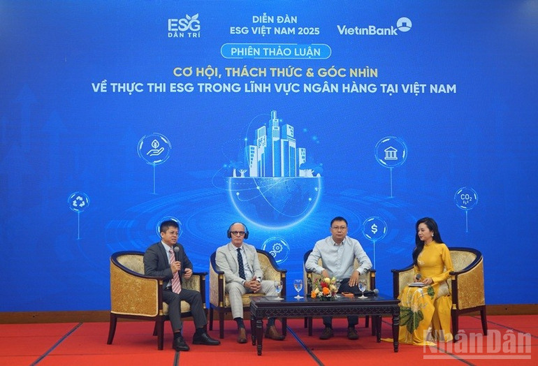 Các chuyên gia, diễn giả thảo luận về các vấn đề liên quan ESG tại hội thảo. (Ảnh: TRUNG HƯNG) ndo_br_dsc02294.jpg