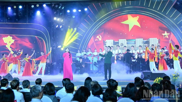 Tiết mục biểu diễn tại lễ trao giải. (Ảnh: DUY LINH) ndo_br_z6745120404329-1835177ca32abee902126395aaf173b0-3479.jpg