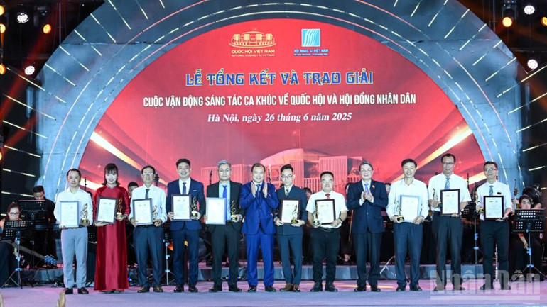 Phó Chủ tịch Quốc hội Nguyễn Đức Hải và Thứ trưởng Thường trực Văn hóa, Thể thao và Du lịch Lê Hải Bình trao cúp và giấy chứng nhận cho các tác giả, nhóm tác giả đạt Giải Khuyến khích. ndo_br_z6745120395830-726bb5b97dc5d791193a933352085aaf-4090.jpg