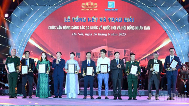 Phó Chủ tịch Quốc hội Nguyễn Khắc Định và Phó Thủ tướng Chính phủ Trần Hồng Hà trao cúp và giấy chứng nhận cho 9 tác giả, nhóm tác giả đạt Giải C. (Ảnh: DUY LINH) ndo_br_z6745120425077-cf68c6843b94ec266b980679db9d9300-8335.jpg