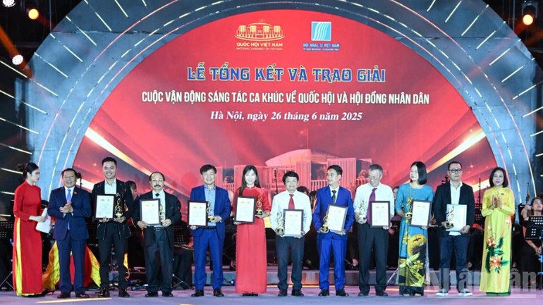 Phó Chủ tịch Quốc hội Nguyễn Thị Thanh và Phó Trưởng Ban Thường trực Ban Tuyên giáo và Dân vận Trung ương Lại Xuân Môn trao cúp và giấy chứng nhận cho các tác giả, nhóm tác giả đạt Giải Khuyến khích. ndo_br_z6745120422853-fa017c4e32ce89c80baeffa249609e3d-2937.jpg
