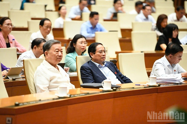 Lãnh đạo Đảng, Nhà nước cùng các đại biểu Quốc hội tham dự phiên họp. (Ảnh: DUY LINH) ndo_br_bnd-0012.jpg