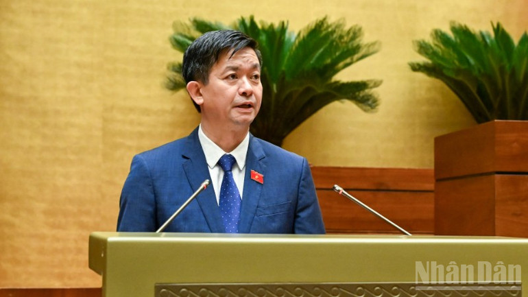 Tổng Thư ký Quốc hội-Chủ nhiệm Văn phòng Quốc hội Lê Quang Tùng trình bày dự thảo Nghị quyết Kỳ họp thứ 9, Quốc hội khóa XV. (Ảnh: DUY LINH) ndo_br_bnd-1119-5583.jpg