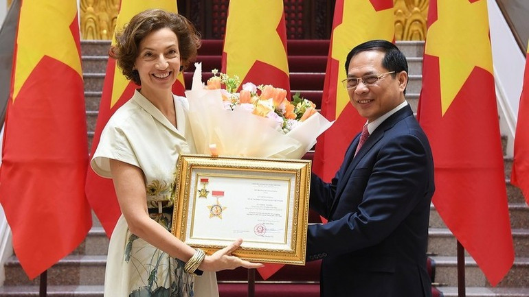 Phó Thủ tướng, Bộ trưởng Ngoại giao Bùi Thanh Sơn trao tặng bà Audrey Azoulay Kỷ niệm chương “Vì sự nghiệp Ngoại giao Việt Nam”. (Ảnh: VGP) 6636997-7210.jpg
