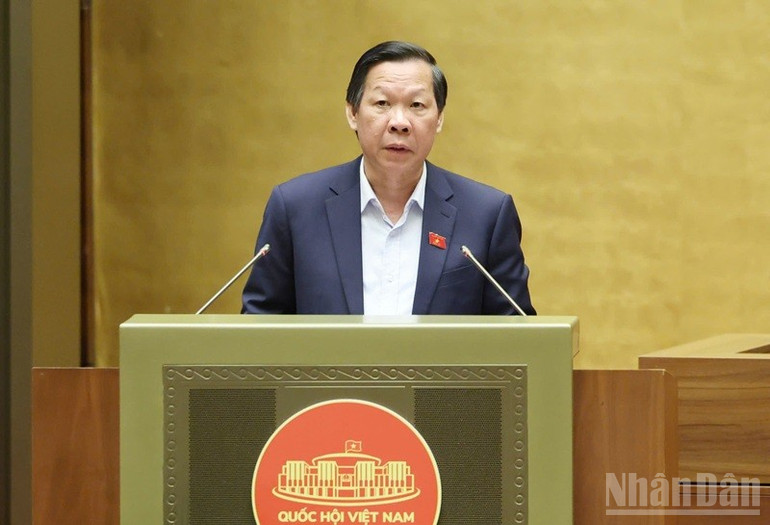 Chủ nhiệm Ủy ban Kinh tế và Tài chính của Quốc hội Phan Văn Mãi trình bày báo cáo thẩm tra. (Ảnh: DUY LINH) ndo_br_img-20250624-110245.jpg