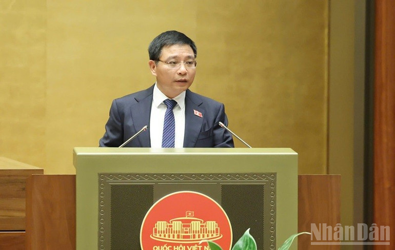 Bộ trưởng Tài chính Nguyễn Văn Thắng trình bày tờ trình. (Ảnh: DUY LINH) ndo_br_img-20250624-110242.jpg