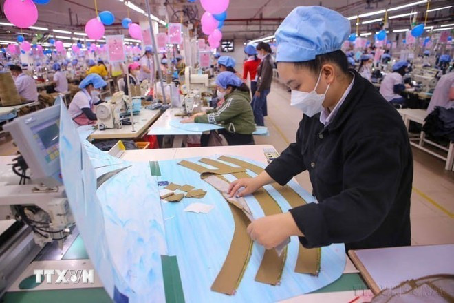 Sản xuất hàng dệt may xuất khẩu. (Ảnh: TTXVN) Sản xuất hàng dệt may xuất khẩu. (Ảnh: TTXVN)