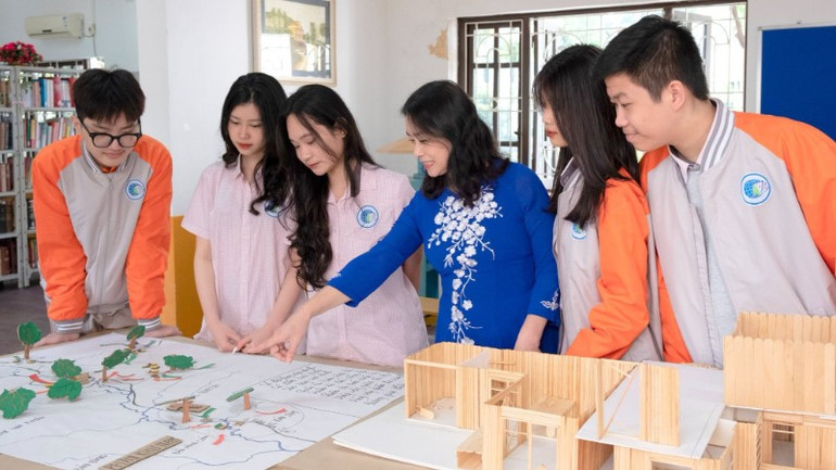 Với cơ sở vật chất hiện đại, đội ngũ giáo viên giàu kinh nghiệm và chương trình giáo dục đổi mới sáng tạo, Trường THPT MAY nhiều năm liền có 100% học sinh khối 12 đỗ tốt nghiệp THPT. (Ảnh: Trường THPT MAY) 14207272-n-9043.jpg