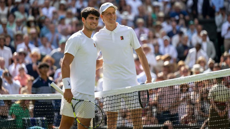 Jannik Sinner và Carlos Alcaraz trong trận chung kết Wimbledon. (Ảnh: Wimbledon) 025071-6125.jpg