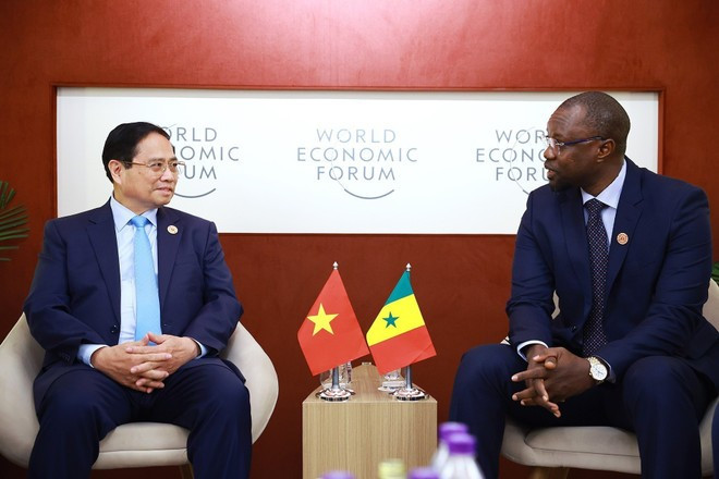 Nhân chuyến tham dự Hội nghị thường niên các nhà tiên phong lần thứ 16 của Diễn đàn Kinh tế thế giới (WEF 16) ở thành phố Thiên Tân và làm việc tại Trung Quốc, sáng 25/6/2025, Thủ tướng Phạm Minh Chính gặp Thủ tướng Senegal Ousmane Sonko. (Ảnh: TTXVN) Nhân chuyến tham dự Hội nghị thường niên các nhà tiên phong lần thứ 16 của Diễn đàn Kinh tế thế giới (WEF 16) ở thành phố Thiên Tân và làm việc tại Trung Quốc, sáng 25/6/2025, Thủ tướng Phạm Minh Chính gặp Thủ tướng Senegal Ousmane Sonko. (Ảnh: TTXVN)