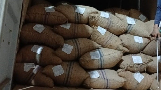 Nếu nhà xuất khẩu điều thô nước ngoài sử dụng bao bì cũ, có nhãn hàng hóa cũ thì phải có nhãn gốc của hàng hóa mới theo đúng quy định; nếu không có hoặc ghi không đúng sẽ bị xử phạt vi phạm hành chính theo quy định. (Ảnh minh họa: Vinacas) mau-nhan-bao-bi-3-1960.jpg