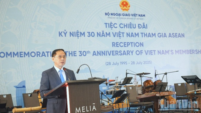 Phó Thủ tướng, Bộ trưởng Ngoại giao Bùi Thanh Sơn phát biểu. (Ảnh: TRUNG HƯNG) ndo_br_dsc02608-183.jpg
