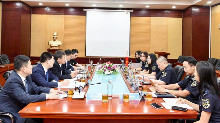 Đại diện hải quan Việt Nam và Trung Quốc thảo luận, chia sẻ kinh nghiệm và tình hình triển khai thực tế chương trình doanh nghiệp ưu tiên của mỗi bên. (Ảnh: Hải quan Việt Nam) 1629989-n-4848.jpg