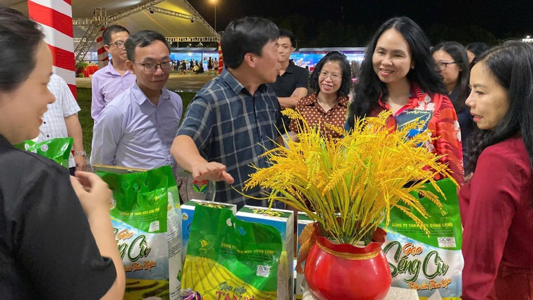Nỗ lực thúc đẩy hệ sinh thái thương mại điện tử bền vững tại Việt Nam đang được Cục Thương mại điện tử và Kinh tế số tích cực triển khai thông qua nhiều chương trình, hành động cụ thể. (Ảnh: BCT) c7d2a4a2784bb-9132.jpg