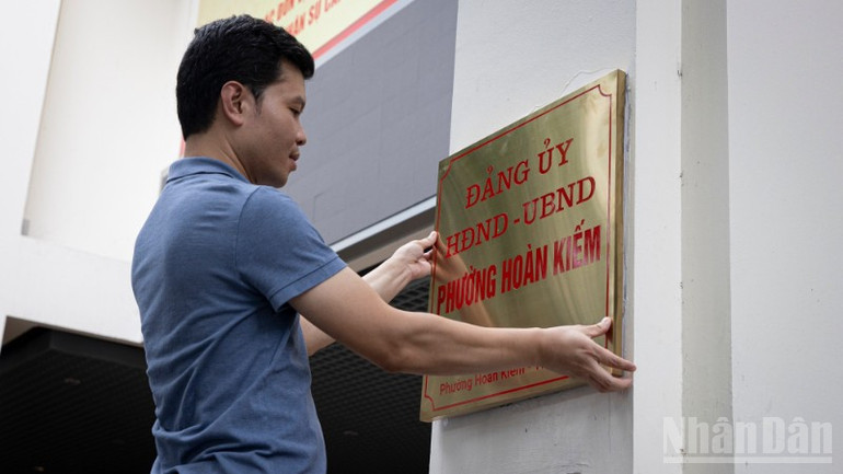 Nhiều trụ sở xã, phường đã bắt đầu gắn biển tên mới, chuẩn bị cho thời điểm chính thức vận hành mô hình chính quyền 2 cấp từ ngày 1/7/2025. (Ảnh: SƠN TÙNG) ndo_br_6363-3066.jpg
