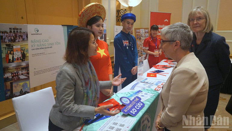 Perwakilan melawat model program Aus4Skills pada sambutan itu. (Foto: TRUNG HUNG) ndo_br_dsc04122-7344.jpg