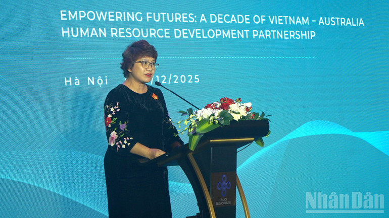 Cik Nguyen Thu Thuy, Pengarah Jabatan Kerjasama Antarabangsa (Kementerian Pendidikan dan Latihan) bercakap. (Foto: TRUNG HUNG) ndo_br_dsc04105-2102.jpg