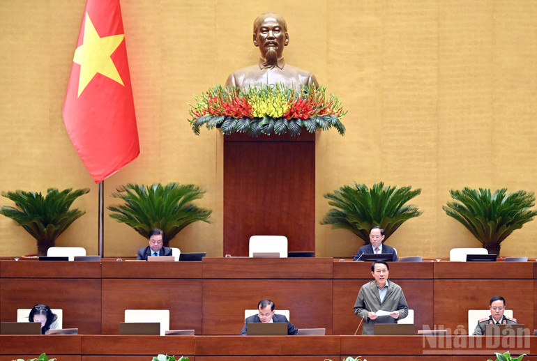 Ο Υπουργός Δημόσιας Ασφάλειας Luong Tam Quang μίλησε για να εξηγήσει και να διευκρινίσει μια σειρά από ζητήματα που απασχολούν τους βουλευτές της Εθνοσυνέλευσης. (Φωτογραφία: DUY LINH) ndo_br_img-1762507607767-1762511266235.jpg