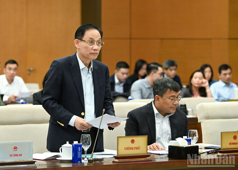 Party Central Committee Secretary and Foreign Minister Le Hoai Trung presents a report. (Photo: DUY LINH) ndo_br_bt-le-hoai-trung.jpg