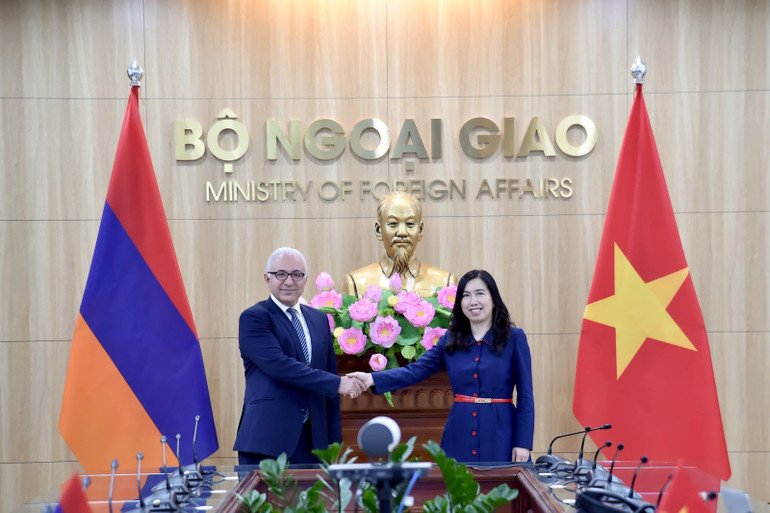 Thứ trưởng Ngoại giao Lê Thị Thu Hằng và Thứ trưởng Ngoại giao Cộng hòa Armenia Mnatsakan Safaryan. (Ảnh: Báo Thế giới và Việt Nam) tin-tham-van-chinh-tri-viet-nam-armenia-4.jpg