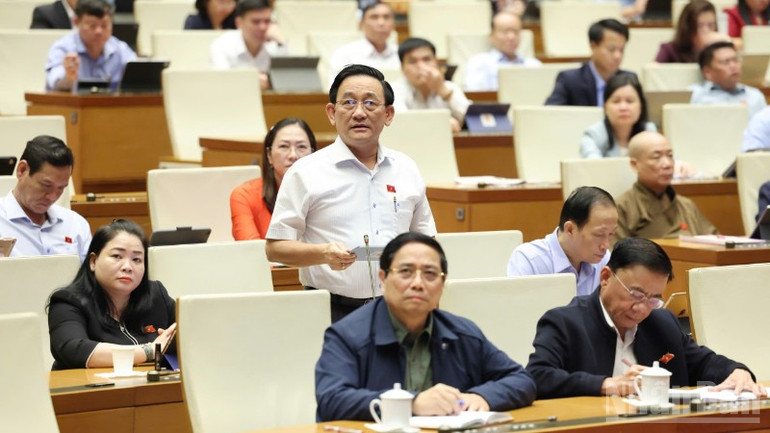 ប្រតិភូ Tran Quoc Tuan (គណៈប្រតិភូ Vinh Long) ថ្លែងមតិ។ (រូបថត៖ DUY LINH) ndo_br_tran-quoc-tuan-vinh-long-4426.jpg