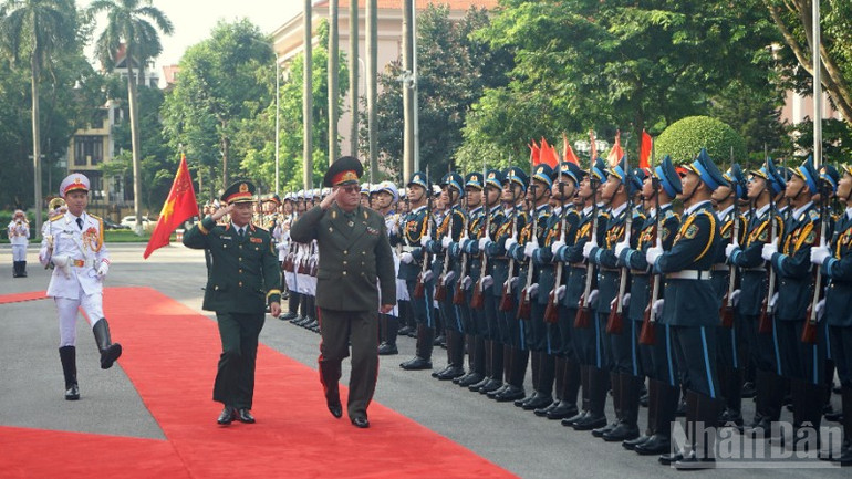 General Nguyen Tan Cuong and Major General Pavel Muraveiko review the Guard of Honor of the Vietnam People's Army. (Photo: TRUNG HUNG) ndo_br_dsc03522-3922.jpg