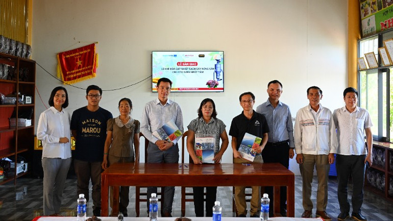 Representanter från Helvetas Vietnam och koordinerande enheter överlämnar förgasningsugnen till Nhat Tam Cooperative. (Foto: Helvetas Vietnam) dai-dien-helvetas-viet-nam-va-cac-don-vi-phoi-hop-thuc-hien-ban-giao-lo-khi-hoa-cho-htx-nhat-tam-4828.jpg