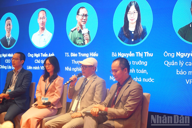 Tiến sĩ Đào Trung Hiếu tham gia thảo luận. (Ảnh: TRUNG HƯNG) ndo_br_dsc03683.jpg