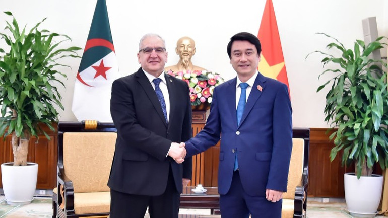 Biträdande utrikesminister Le Anh Tuan och generalsekreterare för utrikesministeriet, den algeriska gemenskapen utomlands och afrikanska frågor, Lounes Magramane. (Foto: The World and Vietnam Newspaper) tvct-4-vn-algeria-5184.jpg
