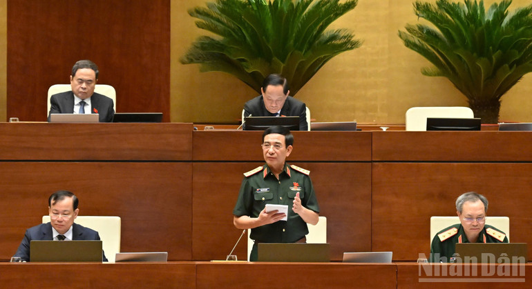 Đại tướng Phan Văn Giang, Bộ trưởng Quốc phòng phát biểu giải trình, làm rõ một số vấn đề đại biểu Quốc hội quan tâm. (Ảnh: DUY LINH) ndo_br_bo-truong-phan-van-giang-giai-trinh-4.jpg