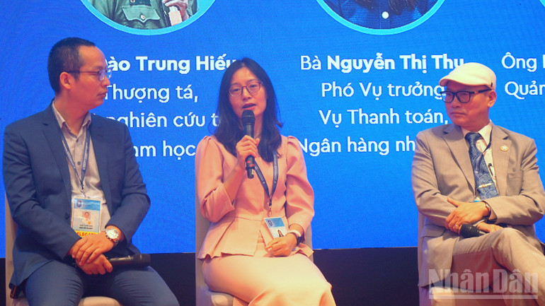 Bà Nguyễn Thị Thu, Phó Vụ trưởng Vụ Thanh toán, Ngân hàng Nhà nước phát biểu ý kiến. (Ảnh: TRUNG HƯNG) ndo_br_dsc03693.jpg