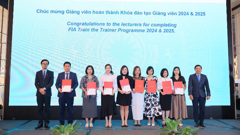 FIA প্রশিক্ষণ সম্পন্নকারী প্রশিক্ষকদের সার্টিফিকেট প্রদান করুন। 924194996b32e66cbf23-1474.jpg