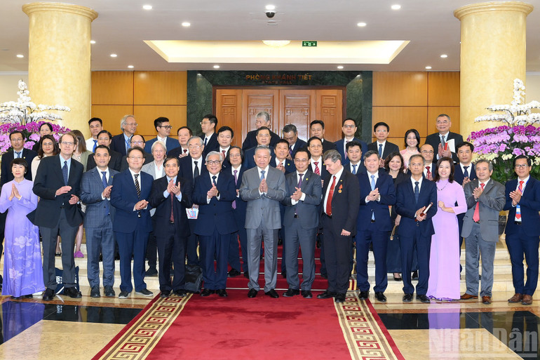 Tổng Bí thư Tô Lâm với các đại biểu tham dự hội thảo quốc tế Việt Nam học lần thứ 7. (Ảnh: ĐĂNG KHOA) image-3.jpg