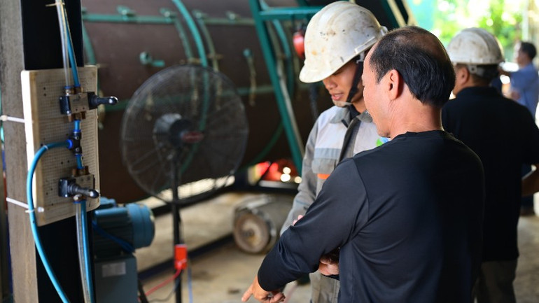 Tekniskt team instruerar människor i hur man använder förgasningsugnen för att torka jordbruksprodukter. (Foto: Helvetas Vietnam) doi-ngu-ky-thuat-huong-dan-nguoi-dan-cach-van-hanh-lo-khi-hoa-de-say-nong-san-591.jpg